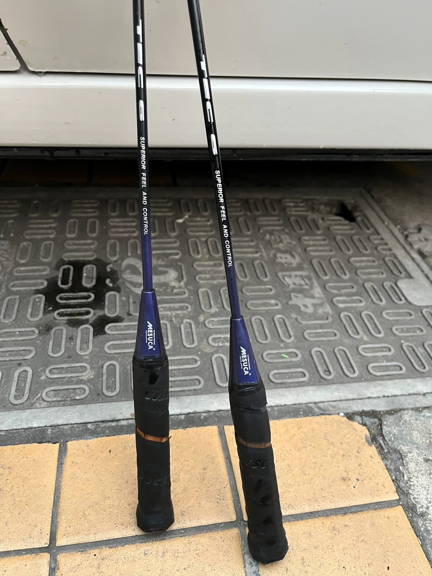 包邮转让两块羽毛球拍，业余羽毛球拍，适合新手及日常锻炼和运动，非专业球拍，个人一手羽毛球拍，仅此两块，售出后无法退换，介意者慎拍，两块一起打包发货，标价为打包价